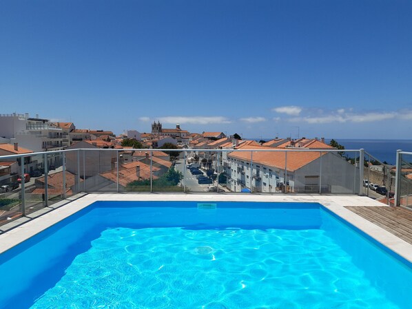 Holiday apartment with 2 bedrooms and two bathrooms, equipped kitchen, wi-fi and cable channels. Has access to a shared swimming pool and a parking space for 1 car. 
This apartament is located in Sítio da Nazaré where you can access the beach through the famous lift.