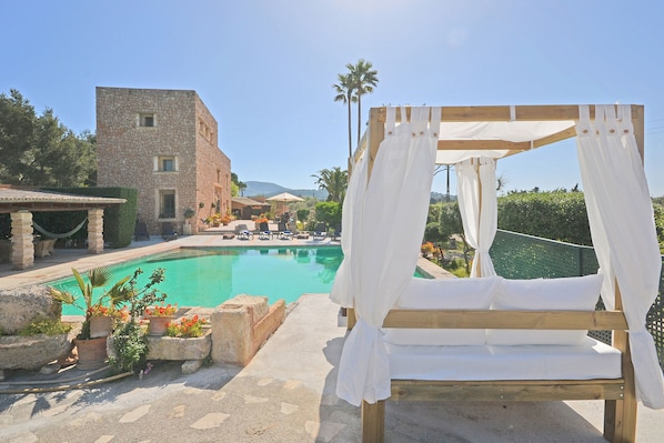 Fassade des Hauses Torreon, 150m vom Strand in AlcĂșdia, Mallorca