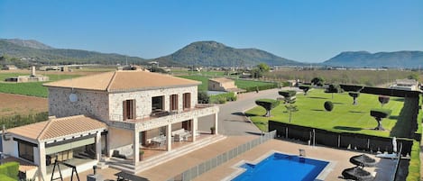 Finca de lujo con piscina grande y vistas. Rey del Campo 140