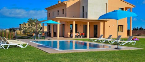 Maison de vacances avec piscine et chaises longues en pleine nature 