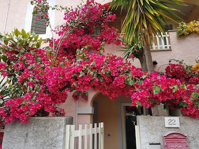 Bonita casa con jardín a 10 minutos de las hermosas playas de la Costa.