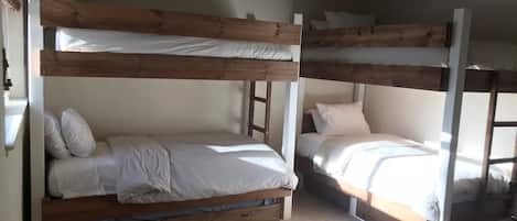XL Twin bunks, Leesa Mattress, brooklinen sheets, comforters, pull out twin = 5