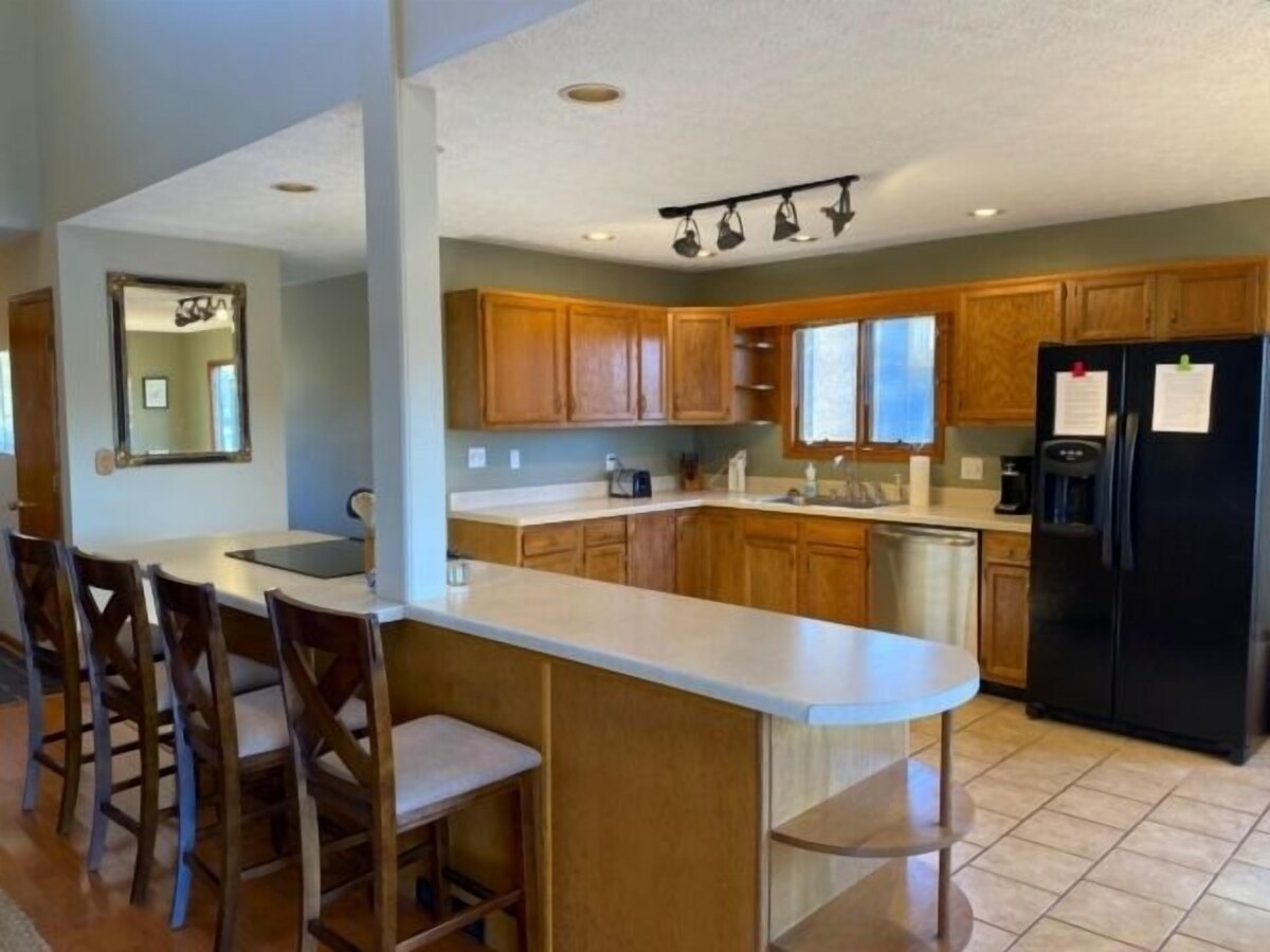 Hot Tub, Wifi, Pool Table & Air Hockey, Swimming Pool, Flat Lot, Incredible View.