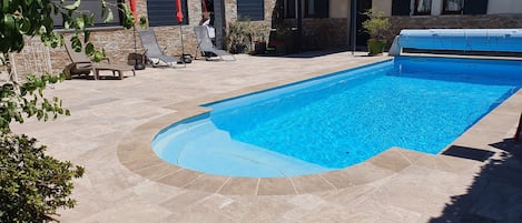 Piscine, bains de soleil, parasols