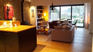 Cuisine et salon de 45 m2, une terrasse coté cuisine et une autre coté salle 