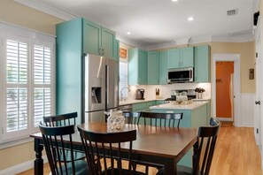 Dining table seats 6 - Beautiful open kitchen!