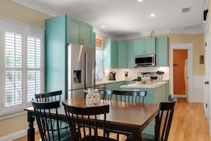Dining table seats 6 - Beautiful open kitchen!