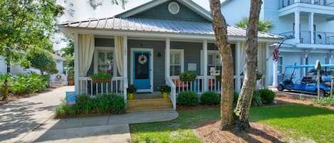 Welcome to Sandy Toes - Updated Cottage just up the street from beach!