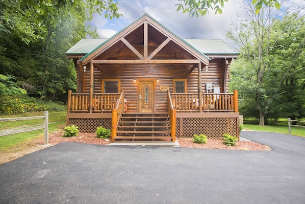 Front view of solid log Cabin.