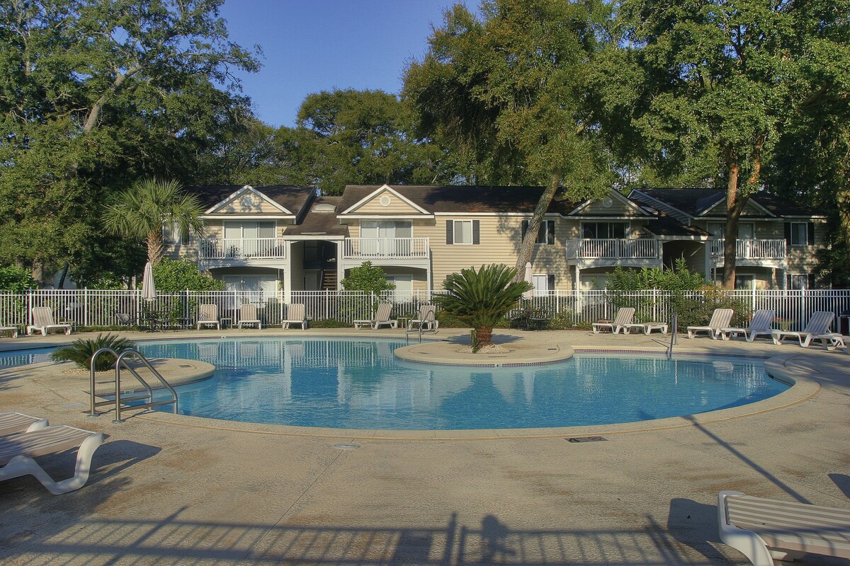 Centrally Located Condominium in St. Simons Island Village Area. Pool, Tennis, Fitness!