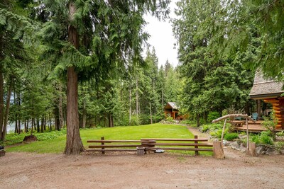 Lakefront Private Log Cabin, close to Pemberton - The Bunkhouse