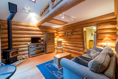 Lakefront Private Log Cabin, close to Pemberton - The Bunkhouse