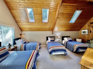 Yellowstone loft with 4 twins, ensuite bathroom, 55" TV and charging stations