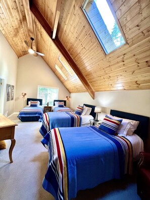 Yosemite loft with 4 twin beds, en-suite bathroom and 55” tv