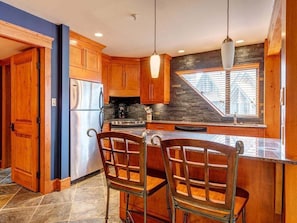 Kitchen: breakfast bar