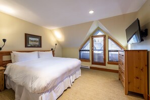 Primary bedroom: King bed, ensuite, tv and balcony