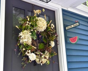 Friends Welcome!  The cottage has both heat and central air for year-round comfort.