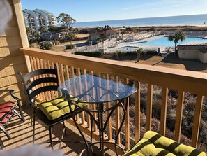 Sit on the balcony and listen to the waves on a hot summer day!