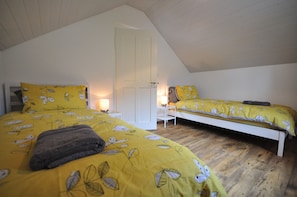 Twin bedroom accessed through Masterbedroom