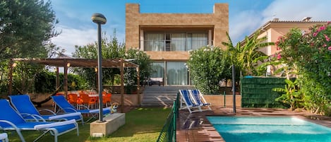 Charming villa with a beautiful garden and swimming pool. Isabel 206
