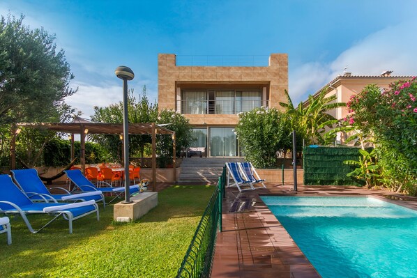 Charmante villa avec un beau jardin et une piscine. Isabel 206