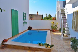 Piscine tranquille dans une maison de vacances