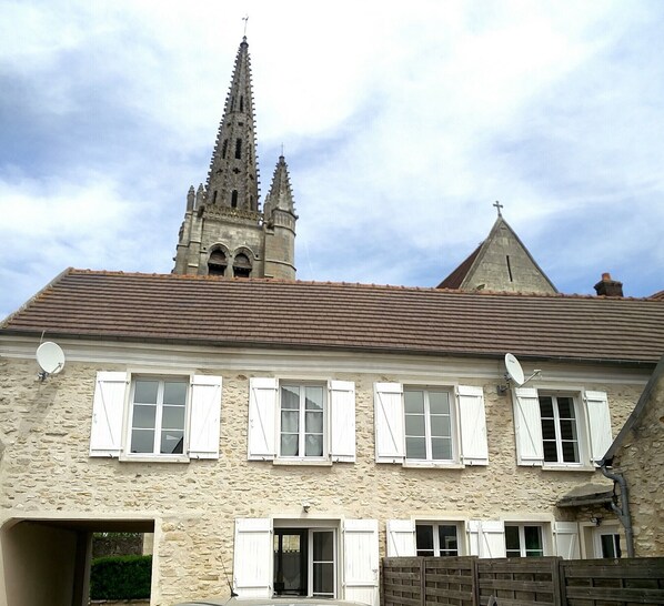 Maison en plein centre du village face à une église 