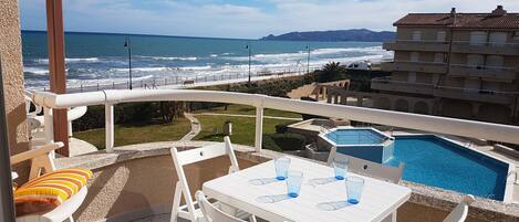 Terraza  vista al mar y a la piscina