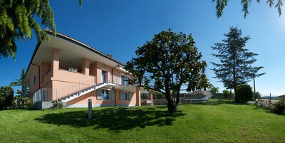 Apartamento en el Langhe con magníficas terrazas, jacuzzi al aire libre y jardín.