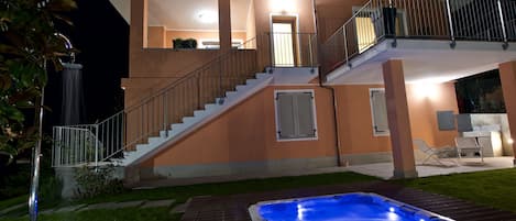 esterno casa e jacuzzi di notte