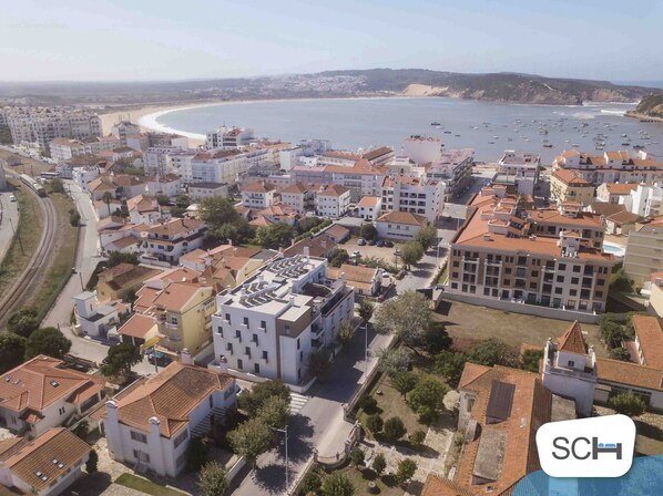 Holiday apartement with two bedrooms, one bedroom with double bed and another bedroom with 2 single beds. This flat has a bathroom with bathtub, a fully equipped kitchen, wifi, cable channel and parking space for 1 car.  This flat is located 300 meters from the beach of São Martinho do Porto.