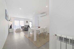 Holiday apartement with two bedrooms, one bedroom with double bed and another bedroom with 2 single beds. This flat has a bathroom with bathtub, a fully equipped kitchen, wifi, cable channel and parking space for 1 car.  This flat is located 300 meters from the beach of São Martinho do Porto.