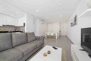 Holiday apartement with two bedrooms, one bedroom with double bed and another bedroom with 2 single beds. This flat has a bathroom with bathtub, a fully equipped kitchen, wifi, cable channel and parking space for 1 car.  This flat is located 300 meters from the beach of São Martinho do Porto.