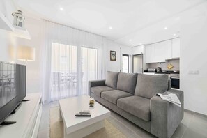 Holiday apartement with two bedrooms, one bedroom with double bed and another bedroom with 2 single beds. This flat has a bathroom with bathtub, a fully equipped kitchen, wifi, cable channel and parking space for 1 car.  This flat is located 300 meters from the beach of São Martinho do Porto.