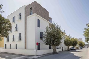 Holiday apartement with two bedrooms, one bedroom with double bed and another bedroom with 2 single beds. This flat has a bathroom with bathtub, a fully equipped kitchen, wifi, cable channel and parking space for 1 car.  This flat is located 300 meters from the beach of São Martinho do Porto.