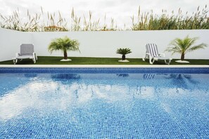 House with 3 bedrooms, fully equipped kitchen, private pool, barbecue, outdoor dining area, wifi, satellite channels and parking space. Located about 800 m from Salir do Porto beach.