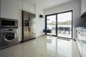 House with 3 bedrooms, fully equipped kitchen, private pool, barbecue, outdoor dining area, wifi, satellite channels and parking space. Located about 800 m from Salir do Porto beach.