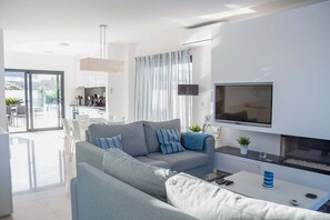 House with 3 bedrooms, fully equipped kitchen, private pool, barbecue, outdoor dining area, wifi, satellite channels and parking space. Located about 800 m from Salir do Porto beach.