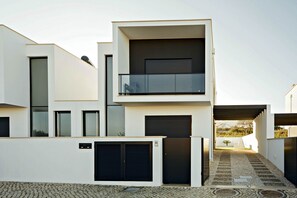 House with 3 bedrooms, fully equipped kitchen, private pool, barbecue, outdoor dining area, wifi, satellite channels and parking space. Located about 800 m from Salir do Porto beach.