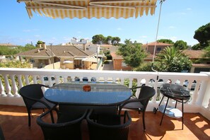 terraza apartamento cerca del puerto de cambrils