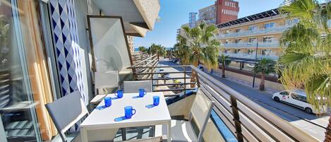 Terrace with table and chairs