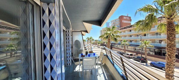 Terrasse située en deuxième ligne de mer
