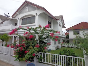 Front og Villa with garden 