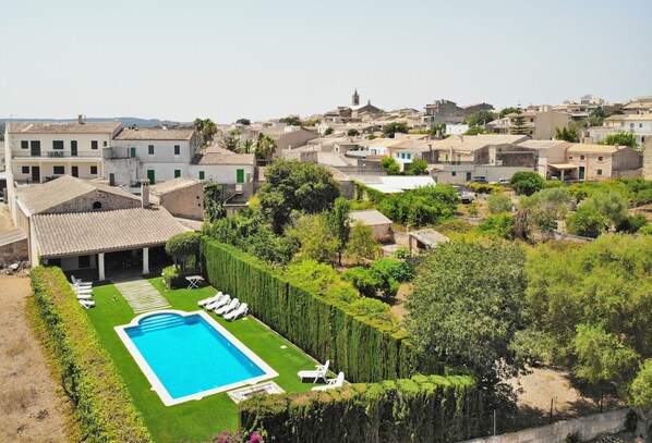 Blick auf das Schwimmbad der Villa Tofollubi mit dem Dorf 