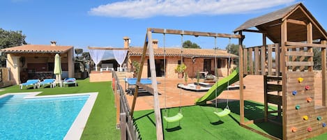 maison avec piscine et aire de jeux pour enfants
