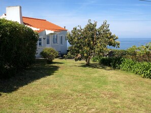 Blick aus dem Garten aufs Haus