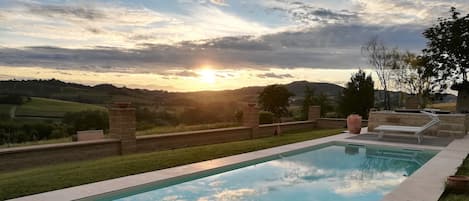 Sonnenuntergang beim Pool vom B&B Country House Montessino