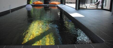 La piscine avec sa nage à contre courant