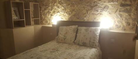 Chambre Grand lit double pierre apparente de charme