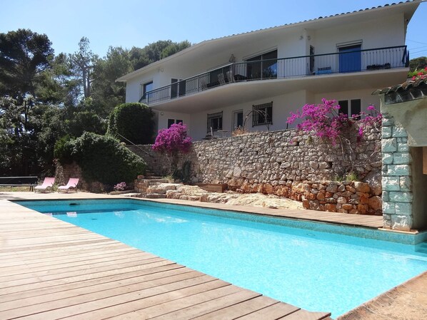 maison vue de la piscine